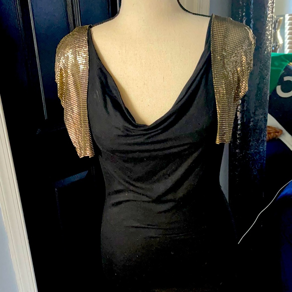 Cool black top with metal  mesh gold sleeve detail 🖤